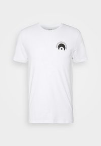 Camiseta blanca de algodón con cuello redondo, mangas cortas y un pequeño gráfico negro de una media luna y rayos del sol en el lado izquierdo del pecho.