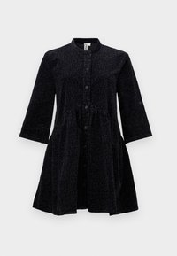 Melnas pogu kleita ar leopardu rakstu, ar augstu kakla līniju, trīs ceturtdaļu piedurknēm un savāktu vidukli. Mīksta auduma tekstūra.