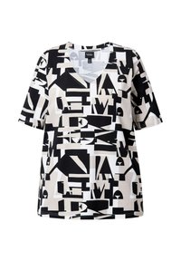 Camiseta de manga corta con escote en V, que presenta un patrón de tipografía abstracta en blanco y negro sobre un fondo beige claro. Textura de tela suave.