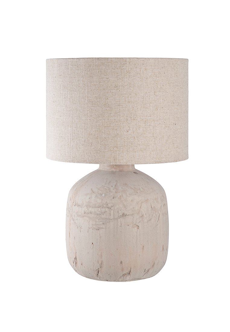 Ceramiczna lampa stołowa z zaokrągloną podstawą w matowej białej kolorze; abażur z tkaniny ma cylindryczny kształt i fakturę w naturalnym beżowym kolorze.