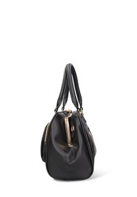 Borsa a mano in pelle nera con superficie testurizzata, doppi manici, dettagli in metallo dorato, tasche laterali con cerniera e forma arrotondata.