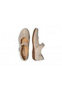 Zapatos de cuero beige con perforaciones recortadas, puntera redonda, cierre de tira y suela de goma baja. Parte superior texturizada y plantilla acolchada.