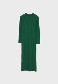 Robe longue en maille côtelée verte avec un col rond, des manches longues et des fentes sur les côtés pour faciliter les mouvements. Texture douce et coupe ajustée.