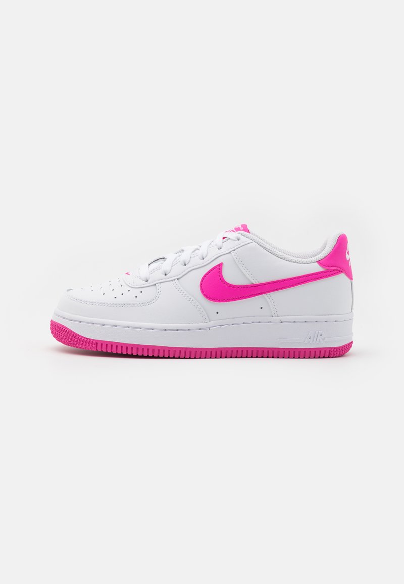 Valkoiset nahkakengät, joissa on vaaleanpunaiset yksityiskohdat Swooshissa ja kantapäässä, pyöreä kärki, rei'itetty muotoilu hengittävyyden lisäämiseksi ja kumipohja.