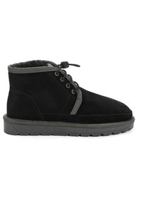 Botines de ante negro con una suela de goma gris, punta redonda y acentos grises. Presentan un diseño con cordones y un interior suave y acolchado.