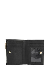 Portafoglio nero realizzato in materiale testurizzato, dotato di più fessure per carte, una tasca trasparente per l'identificazione e una chiusura a pressione dorata. Comparto con zip incluso.