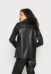 NA-KD SHIRT - Blusa com botões - black