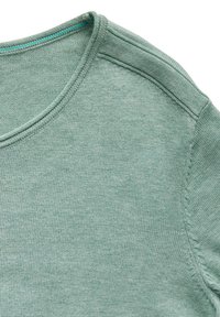 Jasnozielony sweter z okrągłym dekoltem, delikatną dzianiną i subtelnymi przeszyciami na ramionach. Regulowany wewnętrzny wykończenie.