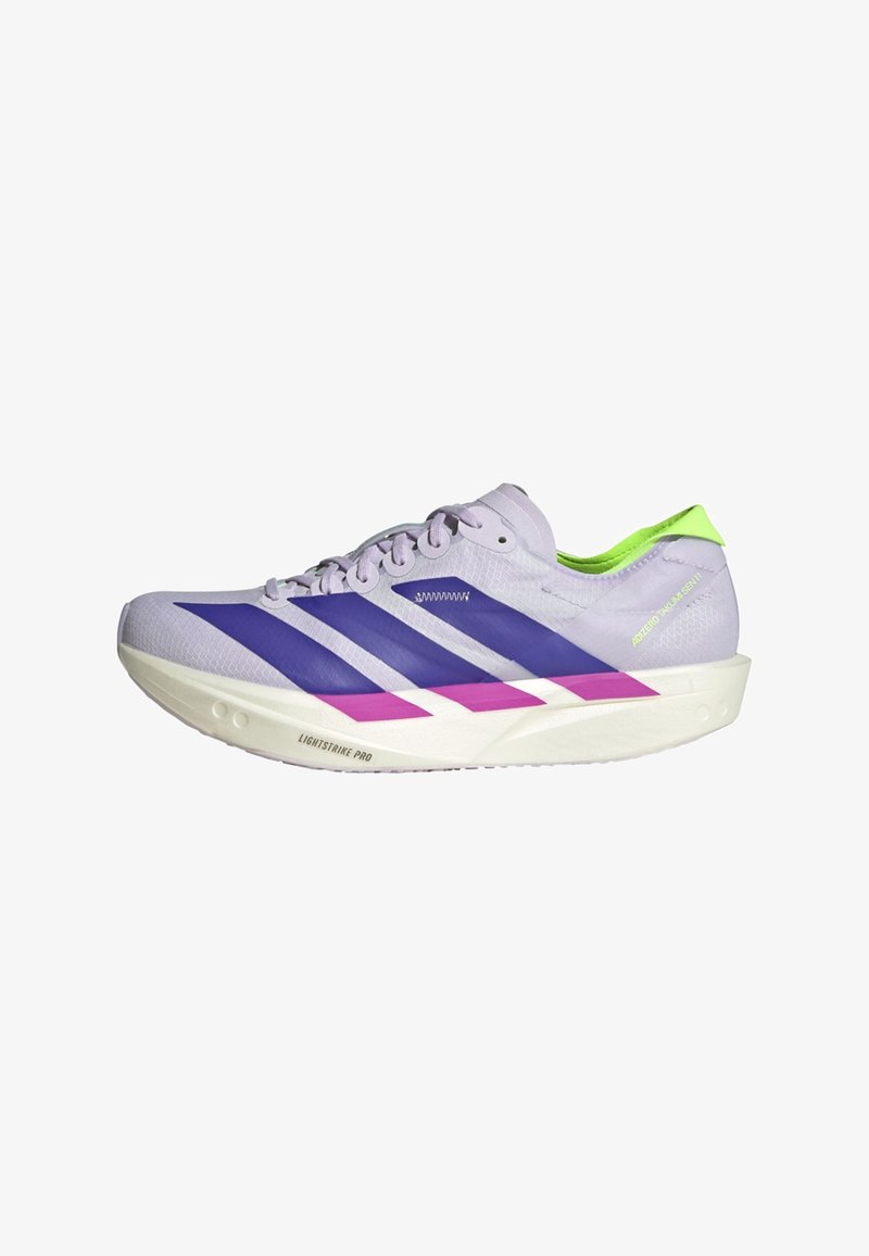 Chaussure de course violet clair avec des rayures violet foncé, doublure intérieure vert néon, semelle rose et blanche marquée "Lightstrike Pro".