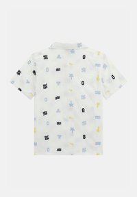 Kurzärmeliges weißes Hemd mit mehrfarbigen gestickten Designs, einschließlich blauer, schwarzer und gelber Muster, mit klassischem Kragen.