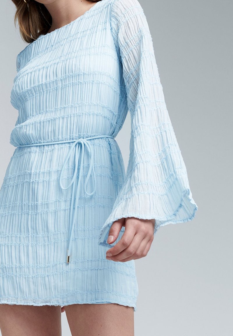 Hellblaues Kleid mit geraffter Textur, langen Glockenärmeln und einem Taillengürtel. Es zeichnet sich durch eine glatte Oberfläche und weichen, leichten Stoff aus.