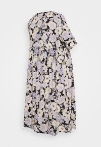 Vestido preto floral com mangas curtas e cintura franzida. Decorado com flores em roxo claro e branco, com comprimento até à metade da panturrilha.