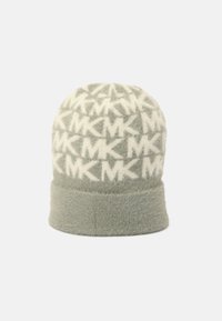 Bonnet tricoté en gris clair avec une finition douce et texturée ; présente un motif en répétition du logo "MK" blanc et un revers pour un ajustement confortable.