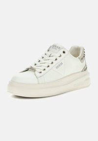 Sneaker in pelle bianca con punta rotonda, lacci piatti e una suola platform spessa. Presenta dettagli in metallo argentato sul tallone e il logo del marchio.