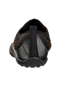 Chaussure de sport noire avec un tissu texturé, des accents orange et une semelle en caoutchouc flexible. La vue arrière montre un col rembourré et des coutures robustes.