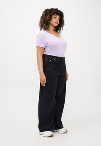 Calvin Klein Jeans CLASSIC SLIM V NECK TEE - Pamata T-krekls - lilac