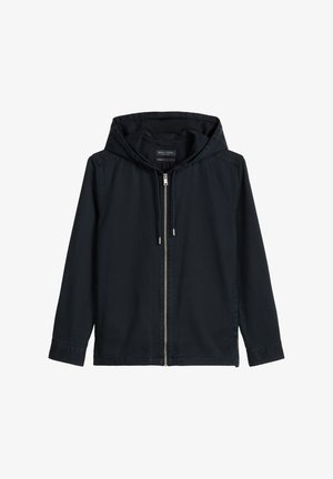 Czarna kurtka z kapturem, zapinana na pełny zamek błyskawiczny z przodu i z długimi rękawami, prezentowana na białym tle.