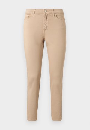 Pantalon beige slim-fit avec bouton à l'avant, fermeture éclair, passants pour ceinture et cinq poches, présenté sur un fond clair uni.
