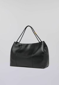 Schwarze Leder-Shopper-Tasche mit zwei dünnen Griffen, ausgestattet mit einer glatten Textur, abgerundetem oberen Rand und dekorativen Stichdetails entlang der Seiten.