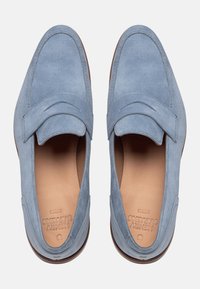 Hellblaue Wildleder Slipper mit flacher Sohle, versehen mit einem gestickten Design und einem breiten oberen Band. Weicher Stoff und abgerundete Form.