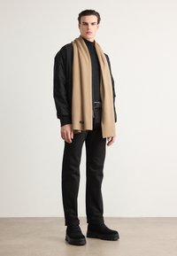 Calvin Klein Jeans PATCH SCARF UNISEX - Šal - travertine