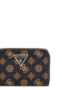 Portafoglio in pelle sintetica nera con un motivo a logo beige ripetuto, dotato di una targhetta metallica a forma di triangolo e di una chiusura con zip.