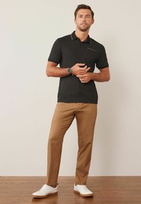 Next GEO PRINT - Polotričko - black gold diamond