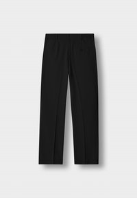 Zwarte broek met een elastische tailleband, rechte pijpen, een enkele achterzak en een gladde stoftextuur.