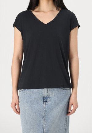T-shirt nera a v collo con maniche corte arrotolate, realizzata in tessuto morbido, abbinata a una gonna di jeans azzurro chiaro. Design semplice, vestibilità comoda.