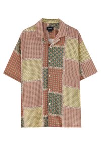 Camicia a maniche corte con un design patchwork in rosso, verde, giallo e rosa, con vari motivi geometrici e chiusura frontale con bottoni.