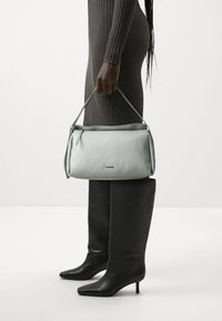 Calvin Klein - GRACIE SHOULDER BAG - Kézitáska - pigeon Miniatűr kép 1