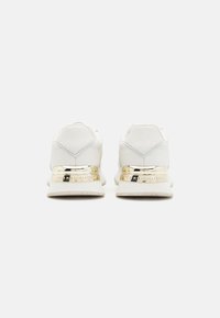 Tommy Hilfiger ELEVATED FEMININE RUNNER - Baskets basses - ecru