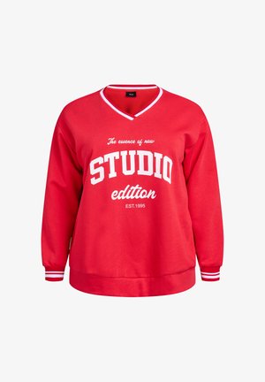 Felpa rossa con scollatura a V e maniche lunghe. Presenta testo bianco che dice "edizione STUDIO" e polsini a righe sui polsi.