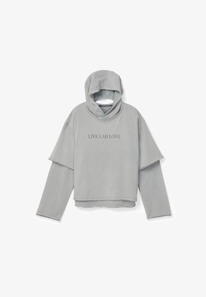 Světlý šedý vrstvený mikina s dlouhými rukávy a nápisem "LIVE LAB LOVE" na středu přední části.