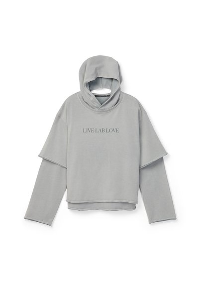 Sweat à capuche gris clair à plusieurs couches avec manches longues et inscription "LIVE LAB LOVE" imprimée au centre devant.
