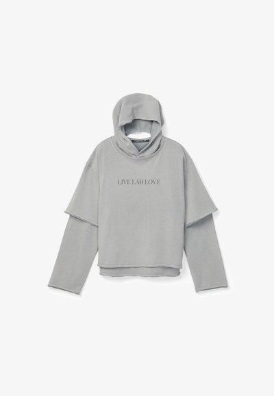 Sweat à capuche gris clair à plusieurs couches avec manches longues et inscription "LIVE LAB LOVE" imprimée au centre devant.