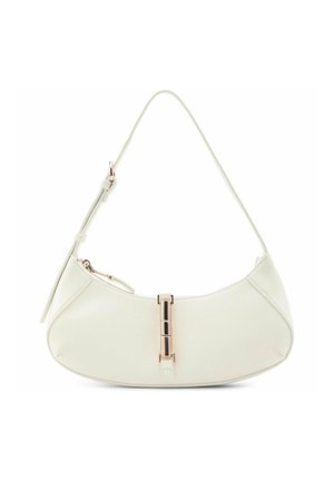 Sac à main en cuir blanc en forme de croissant avec bandoulière réglable et détail de fermoir métallique doré au centre devant.