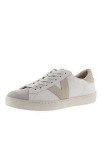 Baskets en cuir blanc avec des accents en suède beige, bout arrondi, lacets plats et semelle texturée. Présente un logo proéminent en beige sur le côté.