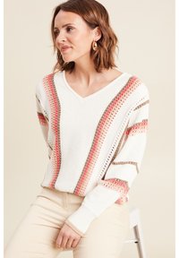 Strickpullover mit V-Ausschnitt, weißem Grund und mehrfarbigen Streifen in Rosa, Beige und Braun; strukturiertes Material und offene Maschendetails.