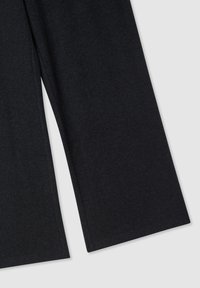 Pantaloni a gamba larga in tessuto grigio scuro con una texture morbida, caratterizzati da un design pulito e privo di decorazioni e orli dritti.