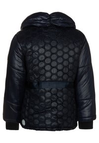 Granatowa kurtka puchowa o błyszczącym wykończeniu, z fakturowanym okrągłym wzorem, paskiem w talii i kapturem. Oferuje ściągacze na mankietach oraz logo.