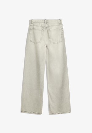 Hellgraue Jeans mit weitem Bein, von hinten gezeigt, mit zwei Gesäßtaschen, Gürtelschlaufen und sichtbaren Nähten vor einfachem Hintergrund.