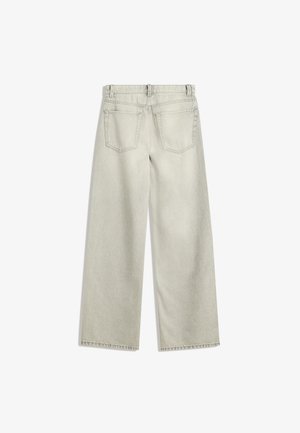 Lichtgrijze jeans met brede pijpen, gezien van achteren, met twee achterzakken, riemlussen en zichtbare stiksels op een effen achtergrond.