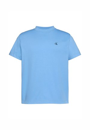 Jasnoniebieski t-shirt z krótkim rękawem, z półgolfem i małym czarnym logo "cK" na lewej piersi.