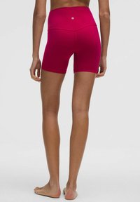 Fokusuoti, aukšto liemens, raudoni šortai, pagaminti iš elastingos medžiagos su lygia tekstūra. Turi logotipą centre gale.