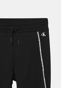 Calvin Klein Jeans LOGO PIPING - Teplákové kalhoty - black