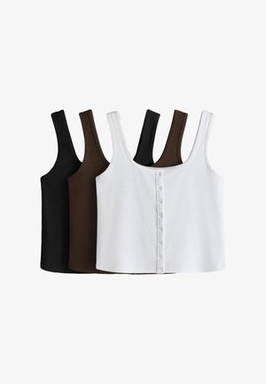 Trzy prążkowane tank topy w kolorze czarnym, brązowym i białym, z białym modelem z przednim detalem guzików.