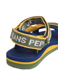 Plavi i zeleni platform sandali s žutim akcentima, tkaninske trake s oznakom "PEPE JEANS" i teksturiranom unutrašnjosti.