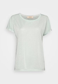 T-shirt femme vert menthe clair scintillant à manches courtes, col rond, avec des revers subtils aux manches et une étiquette de marque à l'intérieur du col.