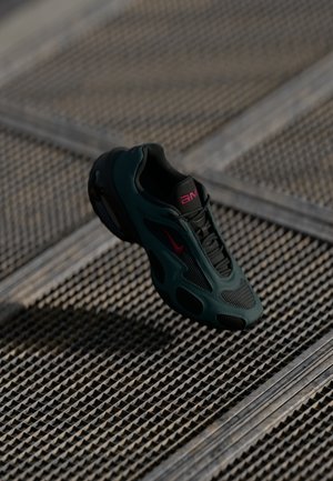 AIR MAX MUSE - Sneakers low - anthracite/noble red/seaweed